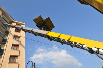 Mobile moving vehicle with lift carrying furniture up and down.