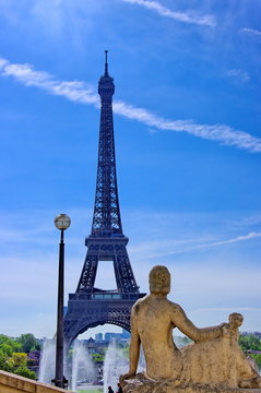 Tour Eiffel, lampadaire et statue de femme de dos, Paris