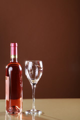 Rotwein mit leerem Glas