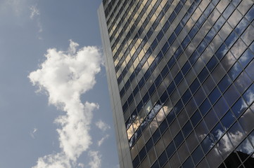 Obraz premium Spiegelung an einem Hochhaus