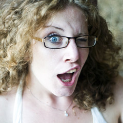jeune femme surprise