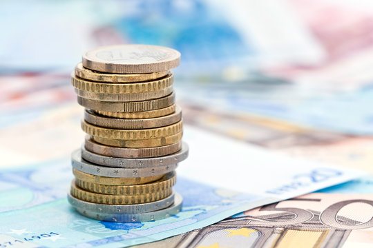 Pile de monnaie et billets d'euro