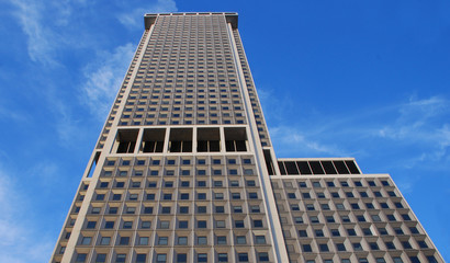 Rascacielos con formas geométricas