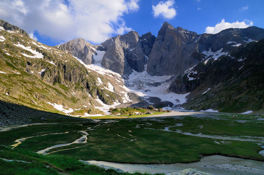 le vignemale et sa lagune glaciaire