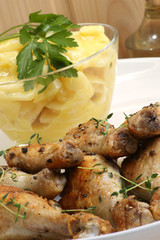 Kartoffelsalat mit Öl, Essig und Hähnchenkeulen