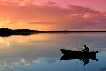 Angler im Boot bei Sonnenuntergang