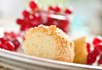 kleines kuchenstück mit früchten