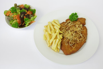 Zwiebelschnitzel, Pommes frites, Salat