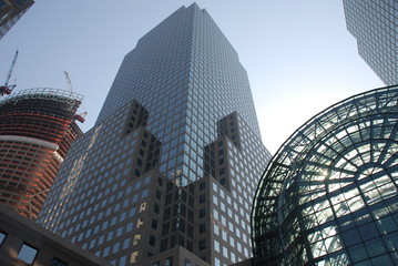 Edificio en construcción y rascacielos