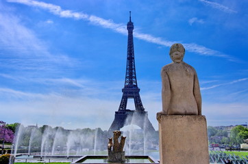 Fototapeta na wymiar Femme de dos et Tour Eiffel