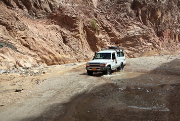 Fototapeta na wymiar Jeep jazdy na górskich drogach.