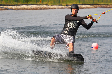 Junger Mann beim Wakeboarden