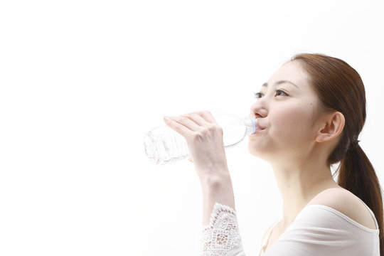 水を飲む女性