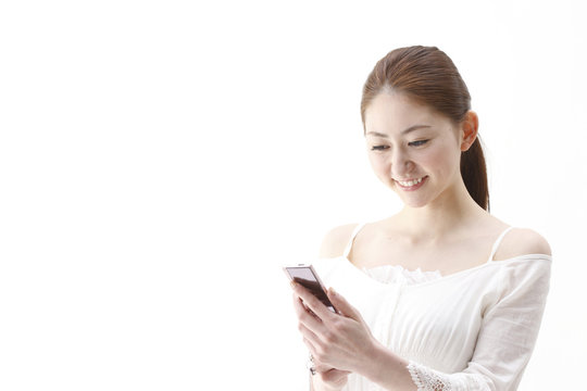 メールをする女性