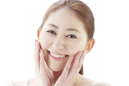 肌の手入れをする女性