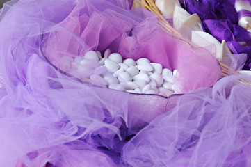 confetti con velo da sposa colore viola