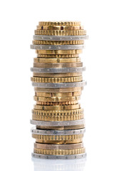Pile de monnaie sur fond blanc