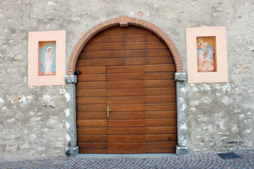 Alter eingangsbereich zu einer kirche in italien..