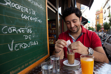 Hombre joven desayunando en Sevilla