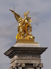 Fototapeta na wymiar Escultura en el puente de Alejandro III en Paris