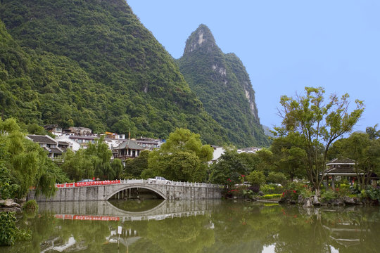 chine; yangshuo : pont et collines