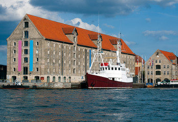 Obraz premium Copenhagen channel with boat, Denmark