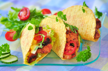 Lecker gefüllte Taco shells mit Salatbeilage