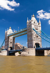 Fototapeta na wymiar Tower Bridge in London in a beautiful summer day