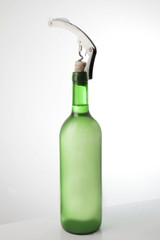 botella de vino y sacacorchos