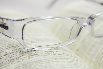 Gesetzestext mit Brille