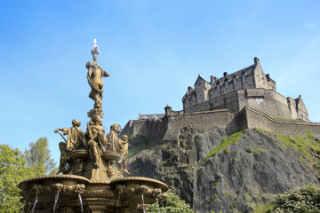 Fototapeta na wymiar ross fontanna Zamek w Edynburgu