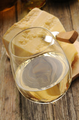 Formaggio grana e vino bianco