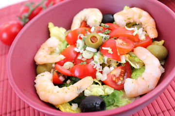 Frischer Salat mit Garnelen