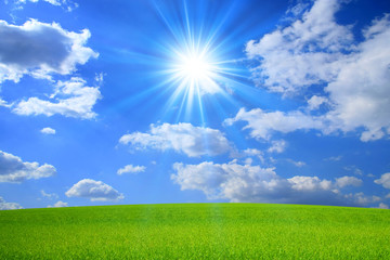 草原と青空と太陽
