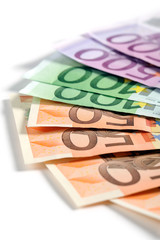 banconote in euro su fondo bianco