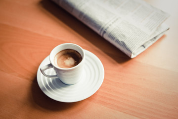 Tasse Espresso mit einer Zeitung