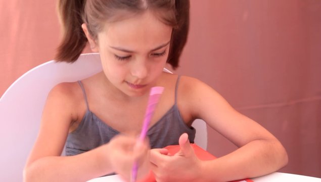 compter sur ses doigts pour trouver la r&eacute;ponse