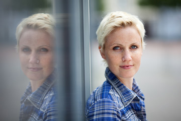 blonde frau mit sommersprossen