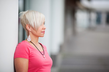 blonde frau mit moderner frisur