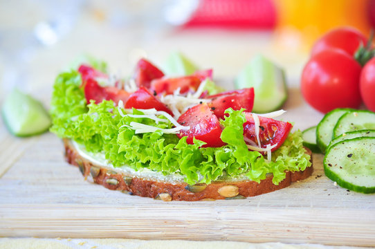 Gesund essen - Brot mit frischem Gem&uuml;se