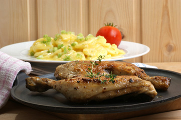 Kartoffelsalat mit Öl, Essig und Hähnchenschenkel