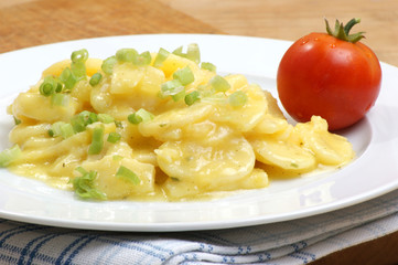 Kartoffelsalat mit Öl, Essig und Tomate