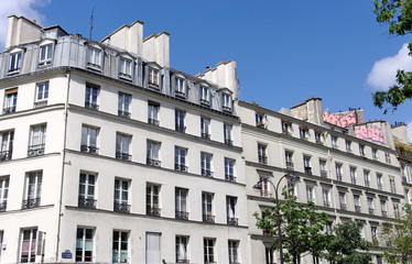 Fototapeta na wymiar Białe elewacje, paryskiej ulicy