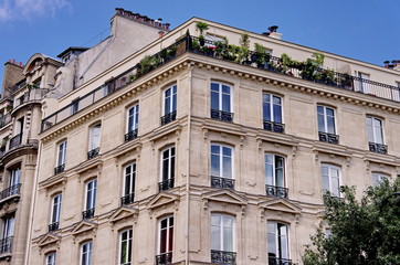 Fototapeta na wymiar Façades en coin, immeuble parisien.
