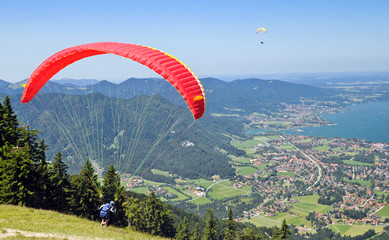 Gleitschirmflieger beim Start