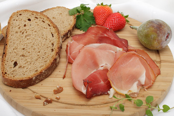 Brotzeit mit Schinken, Früchten