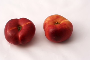 2 nectarines plates