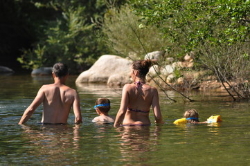 Baignade dans un torrent en famille, Corse