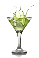 Rolgordijnen Groene alcoholcocktail met plons die op wit wordt geïsoleerd © artjazz