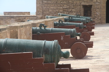 Fototapeta na wymiar Armaty na wałach Essaouira - Maroko